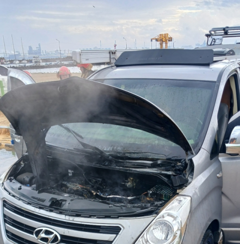 캠핑용 개조된 승합차 화재로 절반 불타…리튬이온 배터리 문제?