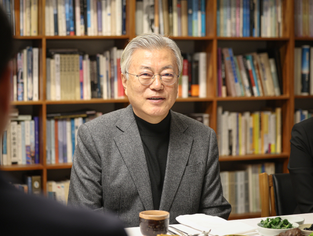 문재인 전 대통령이 4일 오후 경남 양산시 하북면 평산마을 자신의 사저를 찾은 더불어민주당 이재명 대표, 당 지도부와 오찬을 하고 있다. 연합뉴스