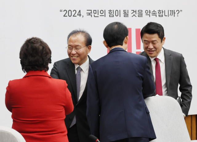 국민의힘 윤재옥 원내대표가 20일 국회에서 열린 원내대책회의에 참석하며 의원들과 인사하고 있다. 연합뉴스