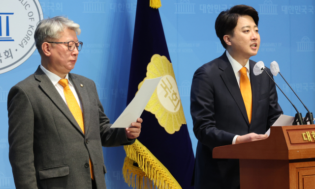 개혁신당 이준석 공동대표와 조응천 최고위원이 19일 국회 소통관에서 정책 발표 기자회견을 하고 있다. 연합뉴스