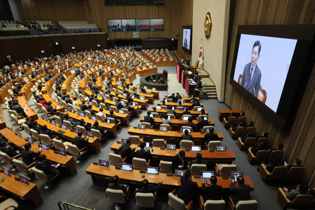 국회의원 세비가 주요국에 비해 과다하다는 지적이 끊이지 않고 있다. 2월 19일 국회 본회의장에서 열린 임시국회 개회식에서 김진표 국회의장이 개회사를 하고 있다. 연합뉴스