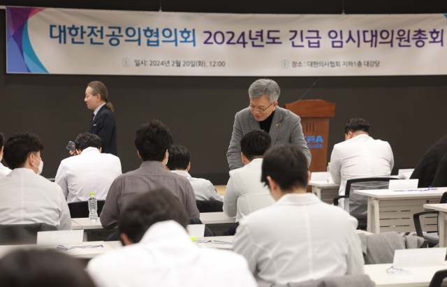 정부의 의대 증원 방침에 반발해 사직서를 내고 근무 중단을 선언한 전공의 대표들이 20일 서울 용산구 대한의사협회 회관에서 열린 대한전공의협의회 긴급 임시대의원총회에 참석한 가운데 김택우 의협 비대위원장이 참석자들과 악수하고 있다. 연합뉴스