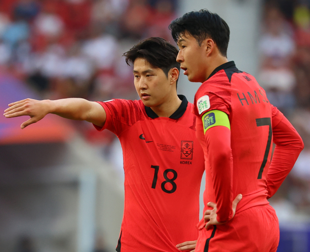 지난달 20일(현지시간) 카타르 도하 앗수마마 스타디움에서 열린 2023 아시아축구연맹(AFC) 카타르 아시안컵 조별리그 E조 2차전 요르단과 한국의 경기. 손흥민과 이강인이 프리킥을 준비하고 있다. 연합뉴스