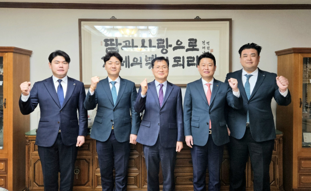21일 대구 중구 매일신문사를 방문한 대구청년회의소 임원들이 정창룡 매일신문 사장과 면담 후 기념촬영을 하고 있다. 왼쪽부터 조주완 사무부처장, 윤동기 내무부회장, 정창룡 매일신문 사장, 김덕현 지구회장, 정일준 외무부회장. 사진 서광호 기자