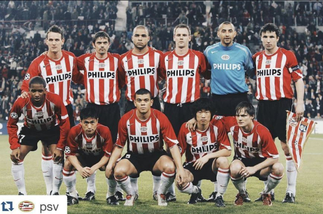 네덜란드 프로축구 PSV아인트호벤 선수 시절 필립 코쿠(뒷줄 왼쪽에서 두 번째)의 모습. 앞줄에 당시 동료였던 이영표(왼쪽에서 두 번째), 박지성(오른쪽에서 두 번째)의 모습이 보인다. 코쿠 SNS 제공
