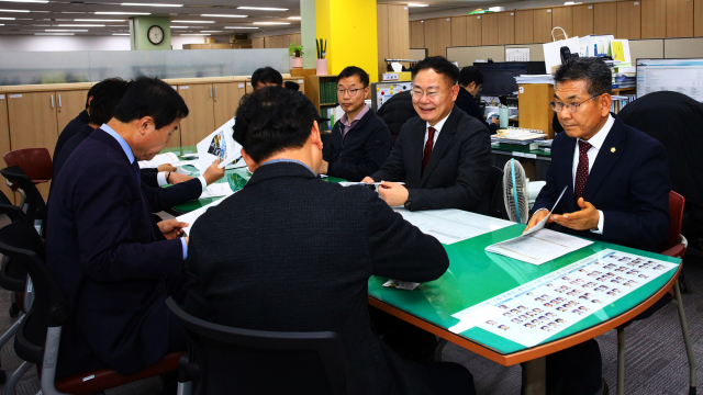 김재욱 칠곡군수(사진 오른쪽에서 두번째)와 심청보 군의회 의장(사진 오른쪽)이 국·도비 확보를 위해 경북도청에서 설명하고 있다. 칠곡군 제공