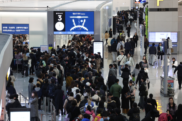 붐비는 인천국제공항 출국장. 연합뉴스