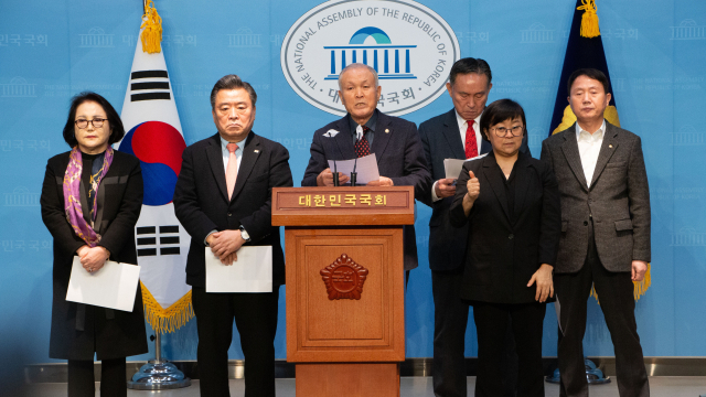 전직 국회의원 60여 명은 21일 서울 여의도 국회 소통관에서 기자회견을 열고 의료계 집단 파업 등 최근 시국을 우려하며 윤석열 대통령의 당당한 대응을 요청했다. 홍석준 국민의힘 의원실 제공