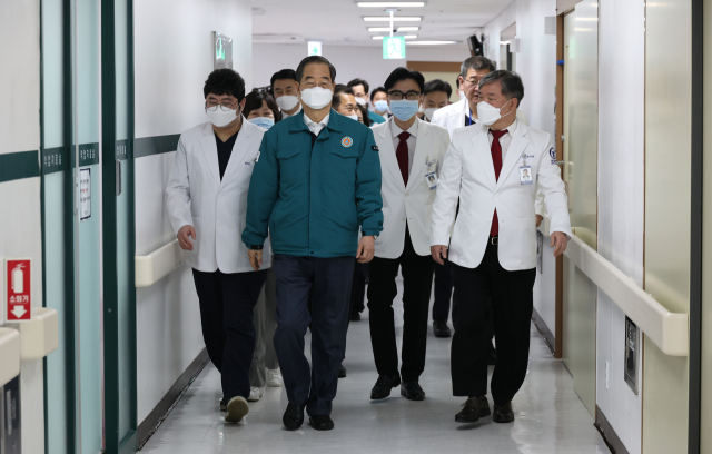 한덕수 국무총리가 21일 오후 서울 송파구 국립경찰병원을 찾아 의사 집단행동과 관련한 현장 상황을 점검하고 있다. 정부의 의대 정원 확대에 반발해 전국 종합병원 전공의에 63%에 이르는 7천813명이 근무지를 이탈한 상태로 전국의 주요 병원들의 환자 진료 및 수술에 차질이 빚고 있다. 정부는 국민 불편을 줄이기 위해 국공립 병원과 군 병원 등의 응급의료 대응을 강화한 상태로 한 총리는 이날 경찰청이 운영 중인 경찰병원 현장 점검에 나선 것이다. 연합뉴스