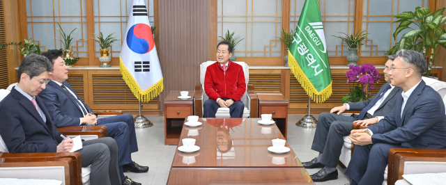 화성산업㈜과 ㈜서한, ㈜태왕이앤씨가 20일 홍준표 대구시장과의 간담회에서 대구경북신공항 특수목적법인(SPC)의 건설투자자(CI)에 원도급사로 참여한다는 의지를 피력했다. 사진 왼쪽부터 정장수 대구시 경제부시장, 노기원 ㈜태왕이앤씨 대표이사, 홍준표 대구시장, 조종수 ㈜서한 대표이사, 이종원 화성산업㈜ 대표이사. 대구시 제공