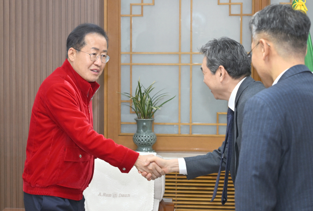 화성산업㈜과 ㈜서한, ㈜태왕이앤씨가 20일 홍준표 대구시장과의 간담회에서 대구경북신공항 특수목적법인(SPC)의 건설투자자(CI)에 원도급사로 참여한다는 의지를 피력했다. 대구시 제공