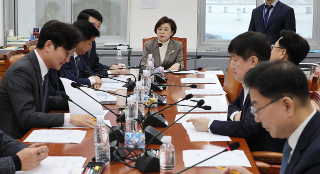 실거주 의무를 3년 간 유예하는 주택법 개정안 등을 심사하기 위해 21일 국회에서 열린 국토교통위원회 국토법안심사소위원회에서 김정재 소위원장이 발언하고 있다. 연합뉴스