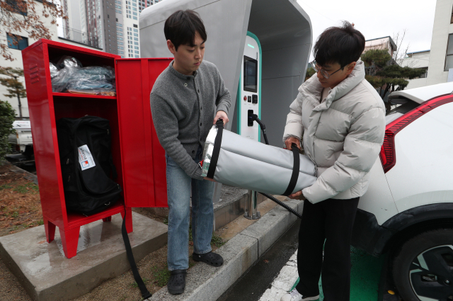 지난 2월 21일 대구 중구청 전기차충전소에서 직원들이 질식소화포를 점검하고 있다. 중구청 관계자는 전기차는 화재진압이 쉽지 않아 초기대응이 중요하기 때문에, 화재 시 차량 전체를 덮어 산소를 차단 하는 장비 질식소화포를 설치했다고 말했다. 매일신문 DB