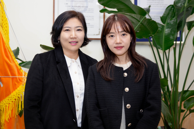 간호사 국가시험 수석 합격 후 김희정 대구가톨릭대 간호대학장(왼쪽)과 이선빈 씨가 기념촬영을 했다. 대구가톨릭대병원 제공.