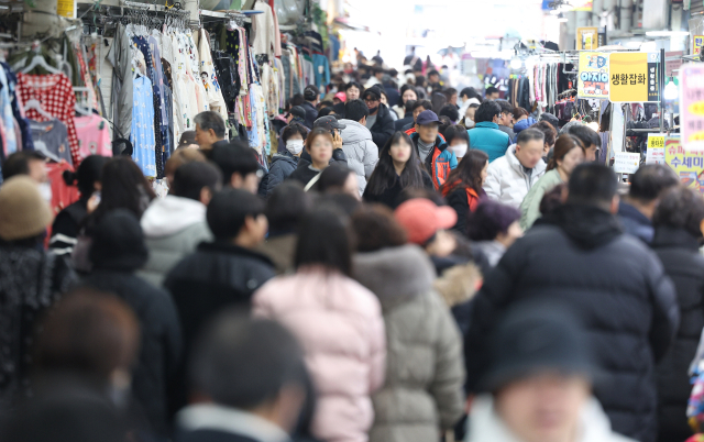 지난 4일 대구 중구 서문시장이 장을 보러온 시민들로 북적이고 있다. 연합뉴스