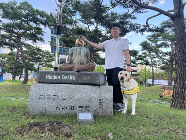 시각장애인 대학원생의 학업을 도운 안내견 
