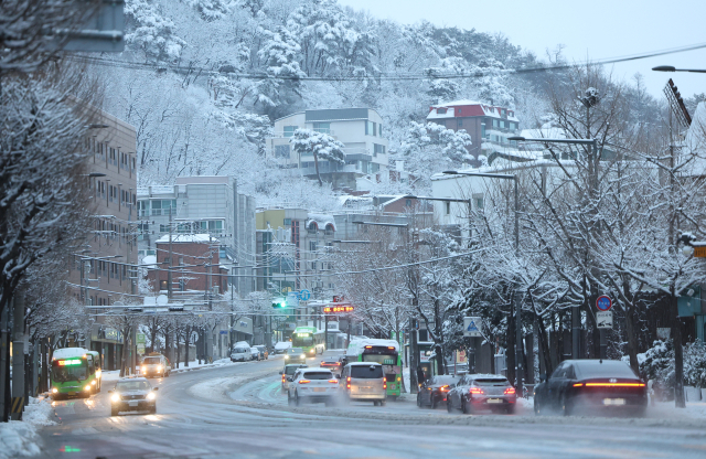 22일 오전 서울 종로구 거리에 밤사이 내린 눈이 쌓여 있다. 연합뉴스