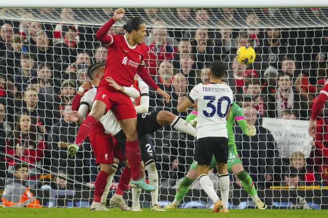 리버풀의 버질 반다이크(맨 위)가 22일 영국 리버풀 안필드에서 열린 2023-2024시즌 EPL 26라운드 루턴 타운과의 경기에 출전해 헤더를 시도하고 있다. 연합뉴스