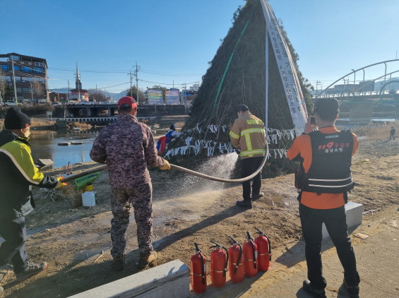 경남도와 경남도소방본부 관계자가 정월대보름 달집태우기 행사 현장 안전관리를 하고 있다. [사진=경남도]