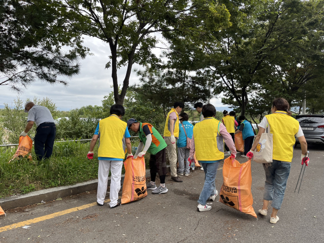 지난해 동구 안심1동 안전협의체가 안전취약지구환경정화 활동을 하는 모습. 대구 동구청 제공