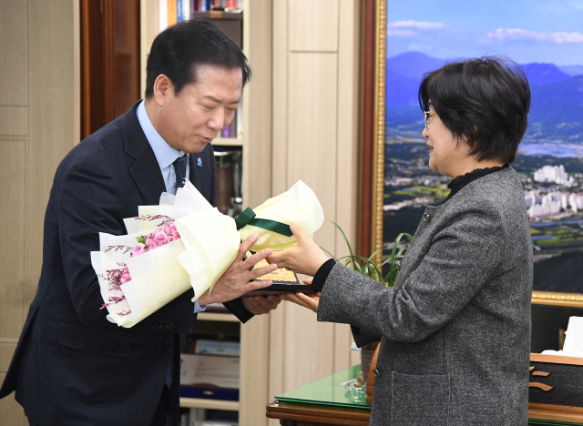 강영숙 협회장이 구인모 거창군수에게 군청을 찾아 직접 문해교육상 전달했다,거창군제공