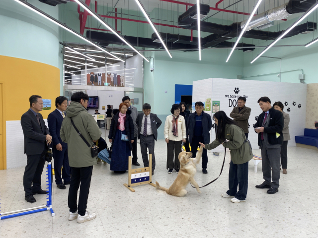 경상남도교육장협의회 회원들이 20일 선샤밀양테마파크를 견학하는 모습. 밀양시 제공