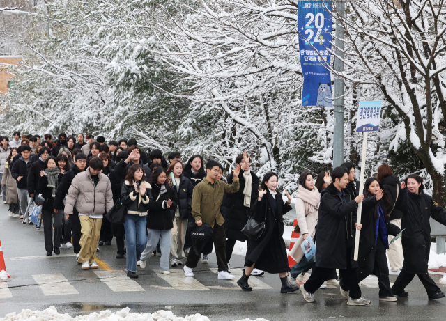 22일 오전 경기도 용인시 단국대학교 죽전캠퍼스에서 열린 2024학년도 신입생 입학식에서 입학식을 마친 신입생들이 학과별 대학생활안내를 위해 이동하고 있다. 연합뉴스