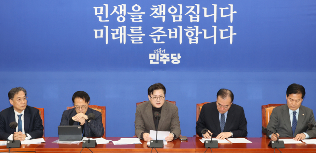 더불어민주당 홍익표 원내대표가 22일 국회에서 정책조정회의를 하고 있다. 연합뉴스