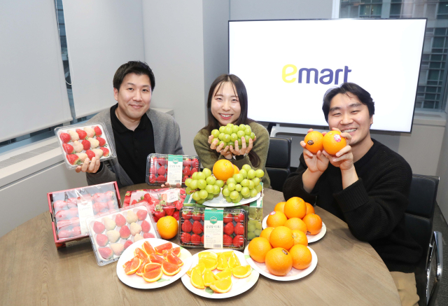 이마트가 과일·축산 등 신선식품부터 매장 내 조리식품 델리까지 '그로서리' 상품의 경쟁력을 강화하고 온오프라인의 고객 반응을 신속하게 취합해 공유하는 이트렌드(e-Trend) 시스템을 구축했다고 22일 밝혔다. 이마트 제공