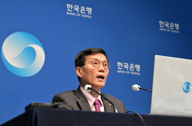 이창용 한국은행 총재가 22일 서울 중구 한국은행에서 열린 금융통화위원회 통화정책방향 기자간담회에서 기준금리 동결 배경과 향후 전망에 대해 설명하고 있다. 연합뉴스