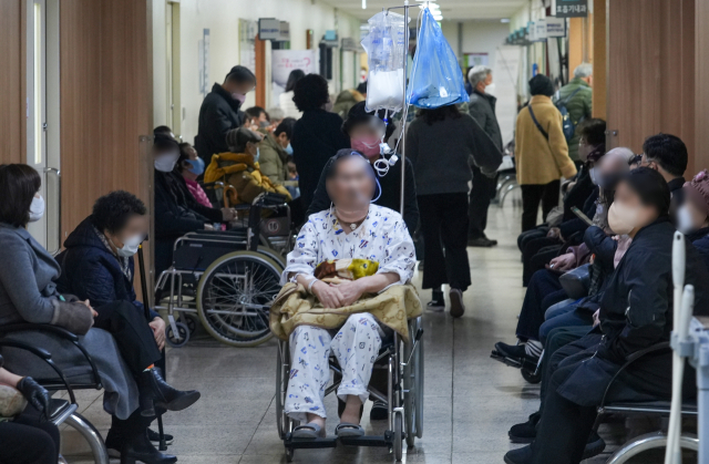 전공의 집단 사직 사흘째인 22일 대구의 한 대학병원이 진료를 보기 위해 대기하는 시민들로 붐비고 있다. 안성완 기자 asw0727@imaeil.com