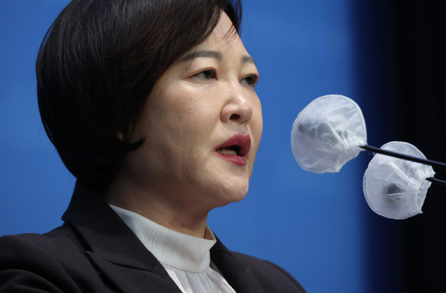 더불어민주당 이수진 의원이 22일 국회에서 탈당 기자회견을 하고 있다. 이날 공천관리위원회의 발표에 따르면 이 의원은 사실상 