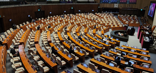 22일 국회 본회의장 대정부질문에서 한덕수 국무총리가 답변하고 있다. 의원들 빈 자리가 보인다. 연합뉴스