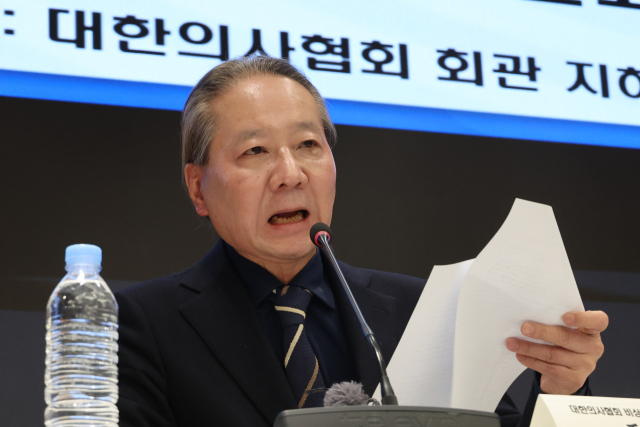 주수호 대한의사협회 비상대책위원회 언론홍보위원장이 22일 오후 서울 용산구 대한의사협회 회관에서 의협 비대위 정례브리핑을 하고 있다. 연합뉴스