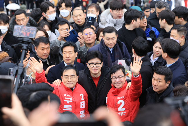 국민의힘 한동훈 비상대책위원장이 22일 오후 서울 구로구 오류역문화공원에 방문해 시민들과 인사하고 있다. 연합뉴스