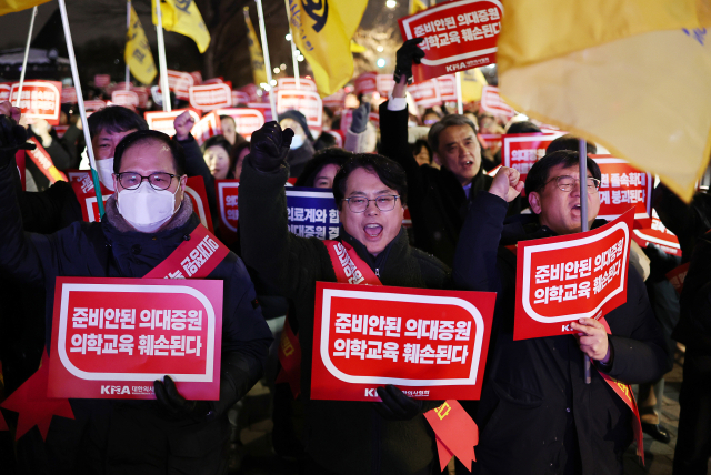 서울시의사회 소속 의사들이 지난 2월 22일 오후 서울 용산구 대통령실 앞에서 정부의 의과대학 입학 정원 확대에 반대하는 궐기대회를 하고 있다. 연합뉴스