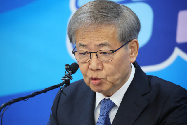 더불어민주당 임혁백 공천관리위원장이 23일 오전 서울 여의도 중앙당사에서 공천심사결과를 발표하고 있다. 연합뉴스
