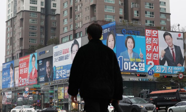 지난 19일 경기도 의왕시 한 상가 건물에 의왕·과천 선거구 예비후보들의 대형 현수막이 걸려 있다. 연합뉴스