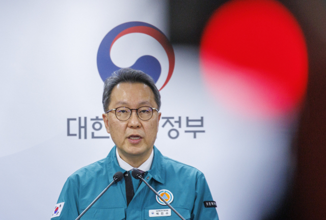 중앙재난안전대책본부 제1총괄조정관인 박민수 보건복지부 2차관이 23일 오전 서울 종로구 정부서울청사에서 열린 의사 집단행동 중앙재난안전대책본부 브리핑에서 전공의 이탈 장기화 따라 보건의료재난 위기경보 