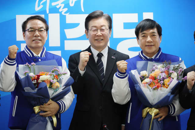 더불어민주당 이재명 대표가 23일 서울 여의도 중앙당사에서 열린 인재영입식에서 이성윤 전 서울고등검찰청 검사장, 정한중 한국외국어대학교 법학전문대학원 교수와 기념촬영을 하고 있다. 연합뉴스