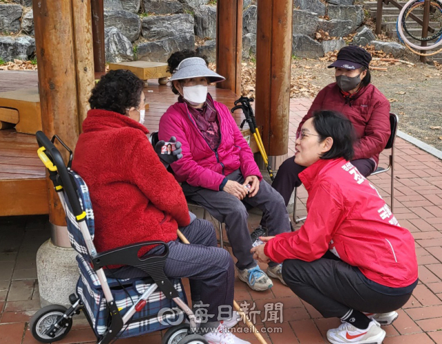조지연 예비후보가 경산남천변 한 정자에서 시민들과 이야기를 나누고 있다. 조지연 예비후보 측 제공