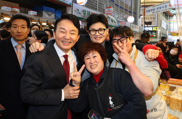 국민의힘 한동훈 비상대책위원장이 23일 오후 인천 계양구 계양산전통시장을 방문해 지지자들과 기념 촬영하고 있다. 연합뉴스