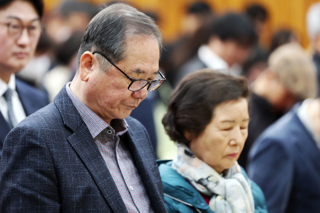 지난 16일 오전 광주 동구 조선대학교 서석홀에서 열린 고(故) 정선엽 병장의 명예졸업증서 수여식에 정 병장의 가족들이 추모하고 있다. 연합뉴스