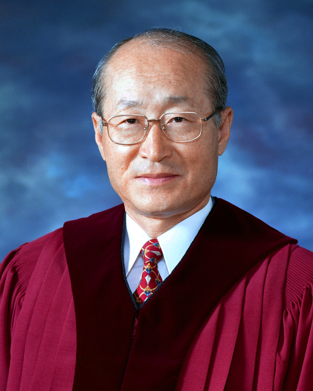 김영일 전 헌법재판소 재판관이 지난 21일 별세했다. 향년 84세. 김 전 재판관은 1965년 5회 사법시험에 합격해 서울고등법원 부장판사, 서울지방법원 북부지원장, 부산지방법원장 등을 맡다가 1999년 헌법재판관에 임명됐다. 연합뉴스
