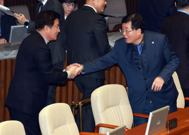더불어민주당 설훈 의원이 20일 국회 본회의에서 동료 의원과 악수하고 있다. 연합뉴스