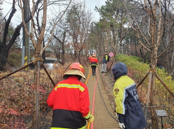 부산 기장군이 지난 22일 철마면 소재 곰내재숲속쉼터에서 기장소방서와 함께 봄철 대형산불에 대비 유관기관 합동 산불진압훈련을 진행하고 있다. [사진=기장군]