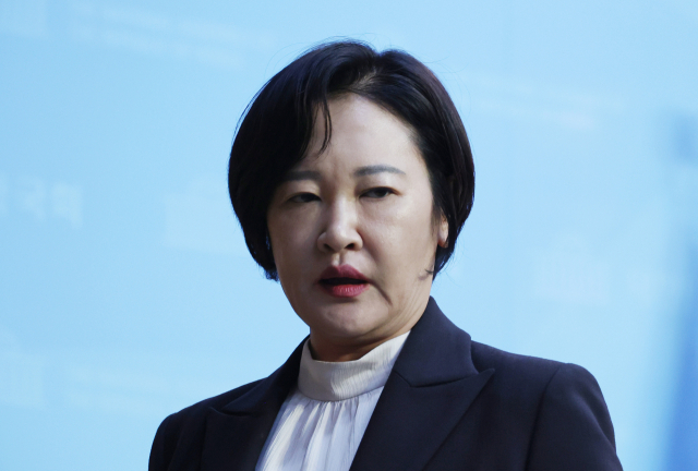 더불어민주당 이수진 의원이 22일 국회에서 탈당 기자회견을 마치고 회견장을 나서고 있다. 이날 공천관리위원회의 발표에 따르면 이 의원은 사실상 