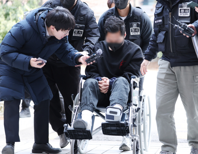 아내를 자택에 감금한 채 성인방송 출연을 강요한 혐의 등을 받는 30대 전직 군인이 4일 오후 구속 전 피의자 심문(영장실질심사)을 받기 위해 인천지법으로 들어서고 있다. 연합뉴스