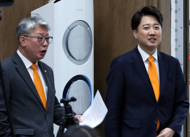 개혁신당 이준석 공동대표와 조응천 최고위원이 19일 정책 발표 기자회견을 위해 국회 소통관에 입장하고 있다. 연합뉴스