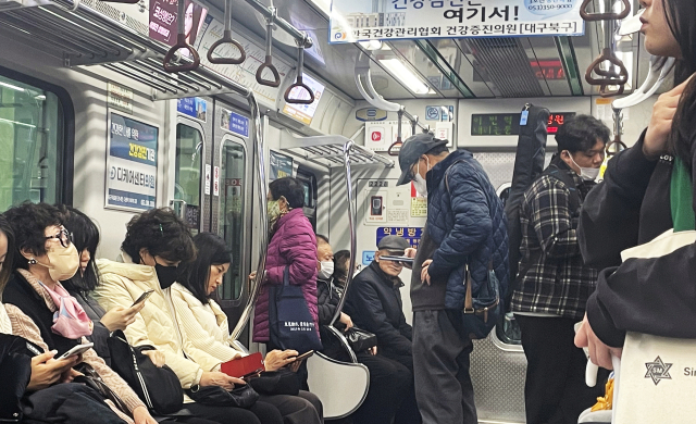 승강기 안전문 역명 부착 사업은 3호선까지 3개 노선, 90개 역사 모두 수작업으로 이뤄졌다. 선로에 내려가서 스티커를 붙여야 하니 열차 운행이 끝난 뒤인 야간 작업이었다. 한 장씩 꼼꼼히 붙이다 보니 3개월이 걸렸다. 전자관리부 직원 48명이 투입됐다고.